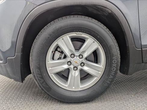 Used 2021 Chevrolet Trax LT w/ Premium Seat Package FWD image 27
