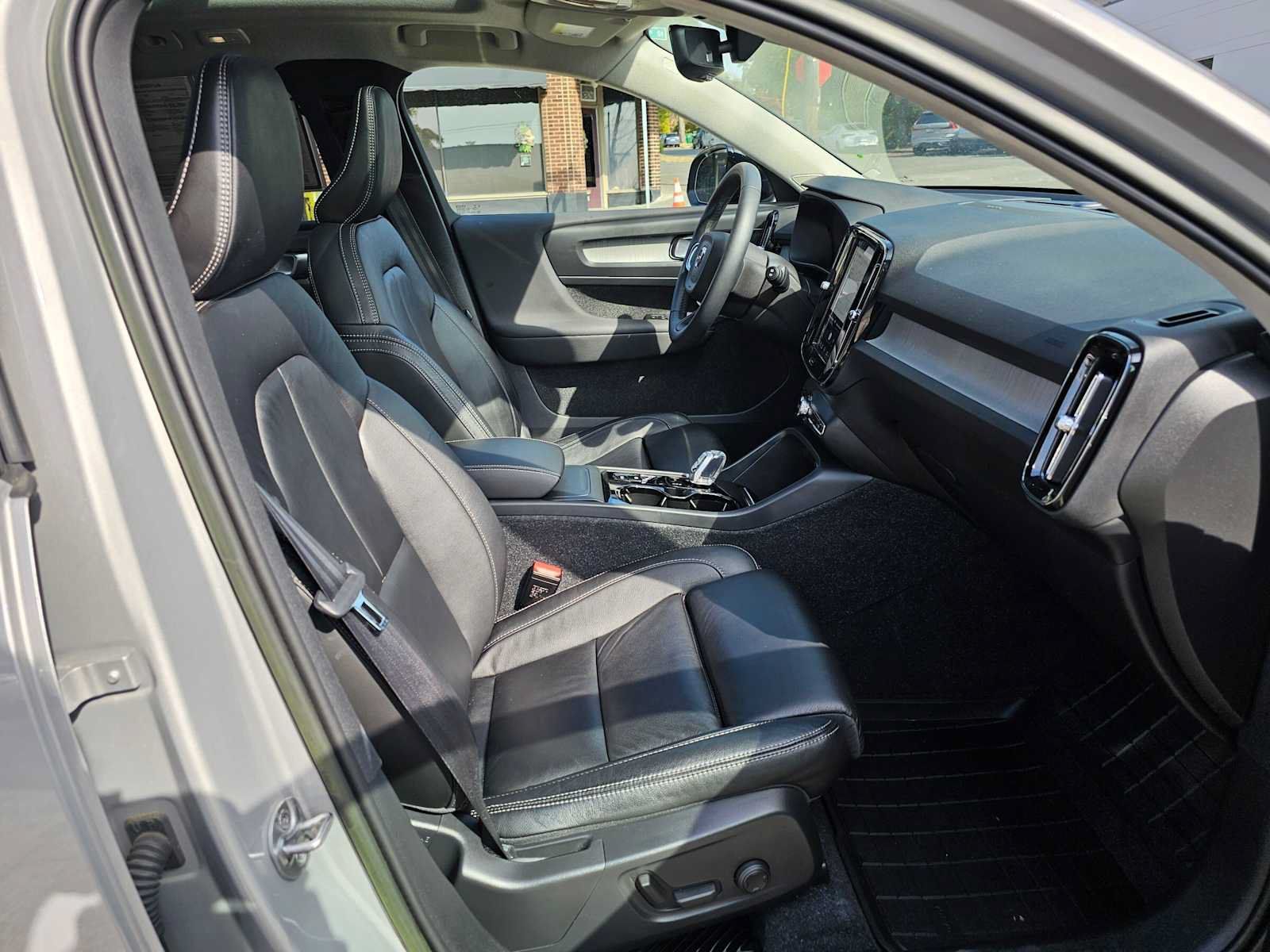 Used 2023 Volvo XC40 B5 Ultimate w/ Protection Package Premier AWD/4WD image 11