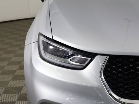 Used 2024 Chrysler Pacifica Touring-L image 14