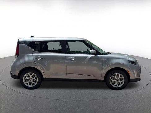 Used 2025 Kia Soul LX w/ LX Technology Package FWD image 16