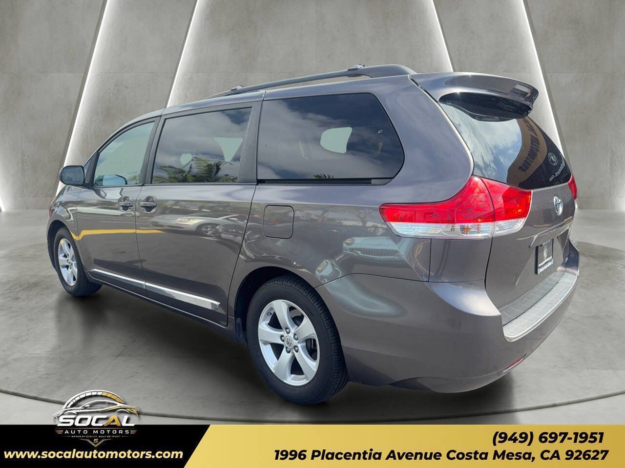 Used 2012 Toyota Sienna LE w/ Towing Pkg FWD image 3