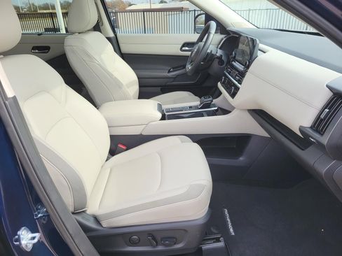 Certified 2025 Nissan Pathfinder SL w/ SL Premium Package image 15