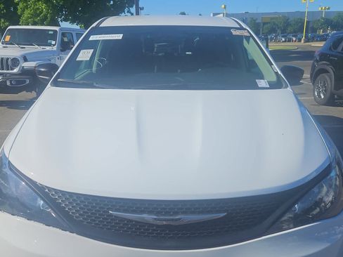 Used 2024 Chrysler Voyager LX FWD image 4