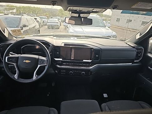 Used 2025 Chevrolet Silverado 1500 LT image 4