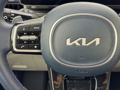 Used 2025 Kia Carnival EX image 21