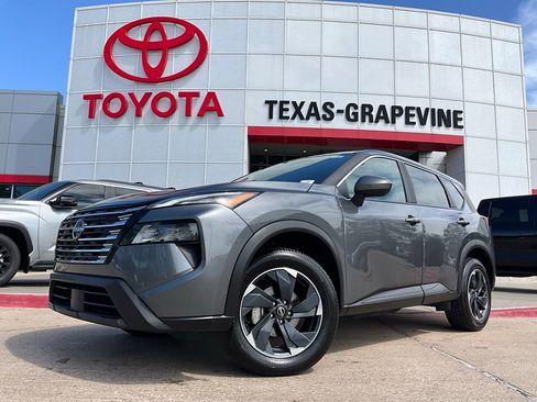 Used 2025 Nissan Rogue SV image 2