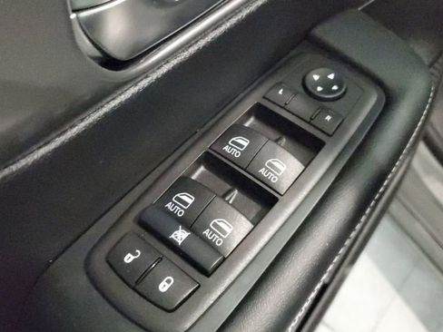 Used 2025 Chrysler Pacifica Select image 20