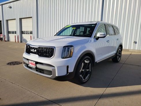 Used 2023 Kia Telluride EX w/ EX Captain's Chair Package image 2