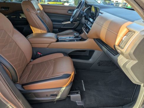 Used 2022 Nissan Pathfinder Platinum w/ Cargo Package image 17