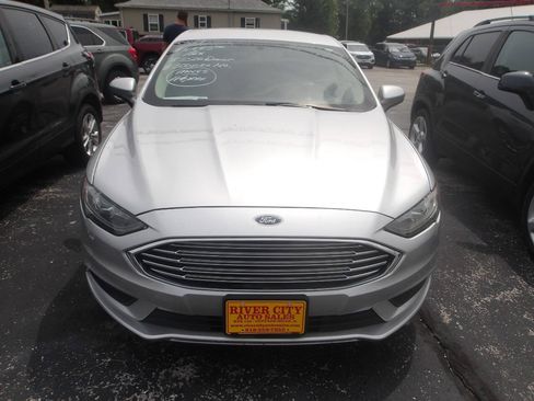 Used 2017 Ford Fusion SE w/ Fusion SE Technology Package FWD image 2