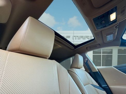 Used 2025 Lexus ES 300h w/ Luxury Package image 15