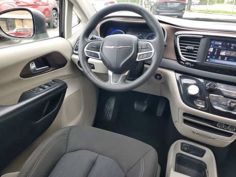 Used 2023 Chrysler Voyager LX FWD image 13