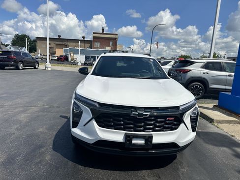 Used 2024 Chevrolet Trax RS w/ Driver Confidence Package FWD image 2