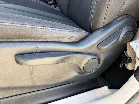 Used 2020 Chrysler Voyager L image 24