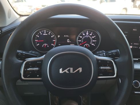 Used 2022 Kia Carnival LX image 20