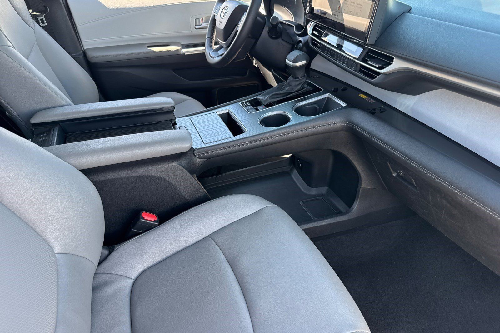 Used 2026 Toyota Sienna XLE FWD image 27