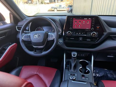 Used 2022 Toyota Highlander XSE image 17