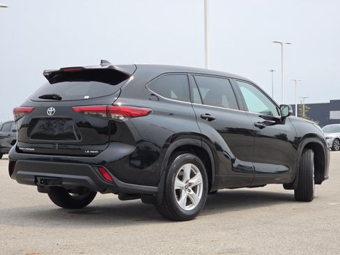 Used 2022 Toyota Highlander LE AWD/4WD image 16
