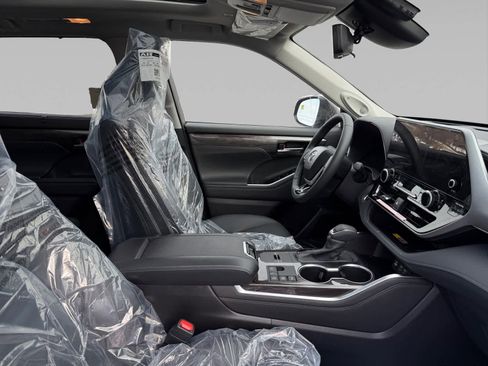 New 2026 Toyota Highlander Platinum image 15
