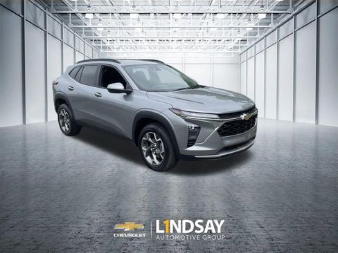 Used 2025 Chevrolet Trax LT w/ LT Convenience Package FWD image 2