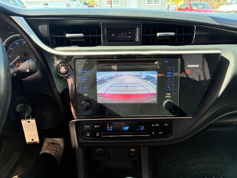 Used 2017 Toyota Corolla SE FWD image 18