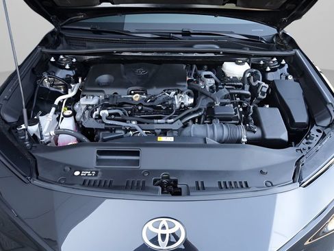 Used 2025 Toyota Camry SE FWD image 9