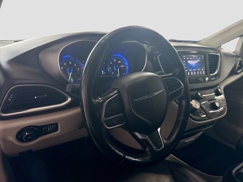 Used 2020 Chrysler Pacifica Touring-L FWD image 10