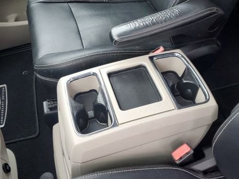 Used 2016 Chrysler Town & Country Touring-L image 17