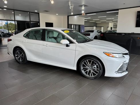 Used 2022 Toyota Camry XLE FWD image 4