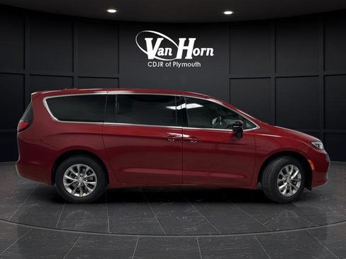 New 2026 Chrysler Pacifica Select image 2