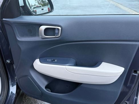 Used 2020 Hyundai Venue image 17