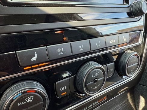 Used 2018 Volkswagen Passat 2.0T SE w/ SE Lighting Package image 18