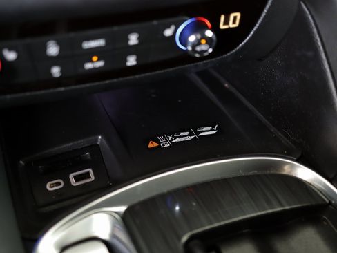 Used 2022 Buick Enclave Essence w/ Sport Touring Edition image 18