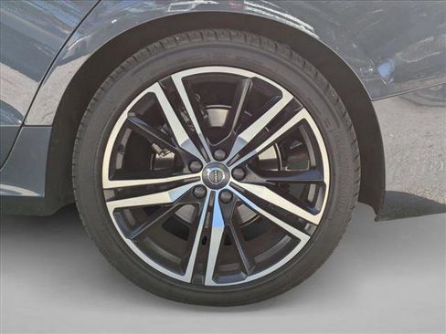Used 2019 Volvo S60 T5 R-Design image 17