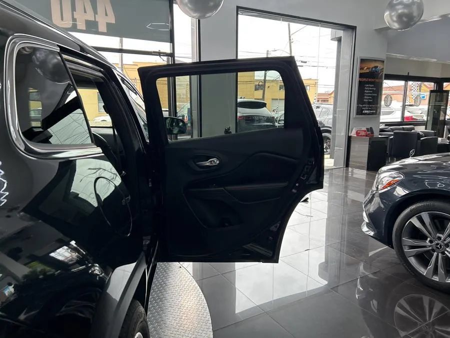 Used 2016 Jeep Cherokee Limited AWD/4WD image 16