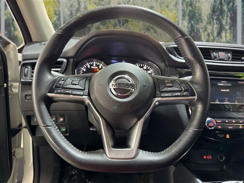 Used 2018 Nissan Rogue SV AWD/4WD image 16