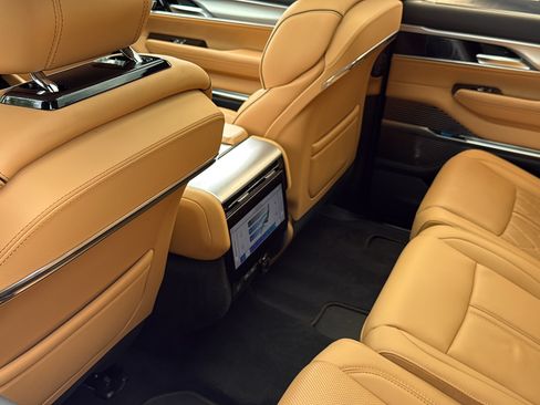 Used 2023 Jeep Grand Wagoneer Series III AWD/4WD image 30