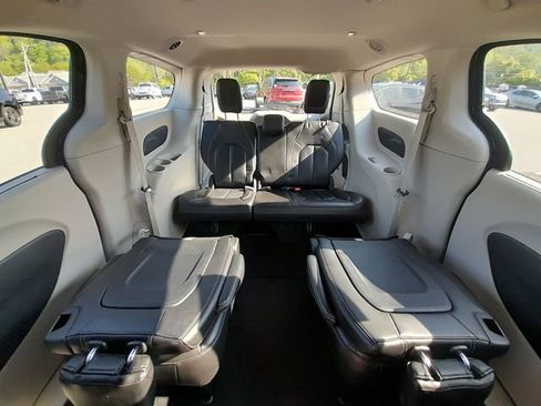 Used 2023 Chrysler Pacifica Touring-L FWD image 48