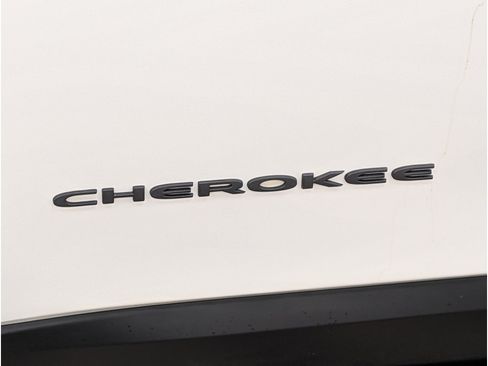 Used 2019 Jeep Cherokee Trailhawk AWD/4WD image 5