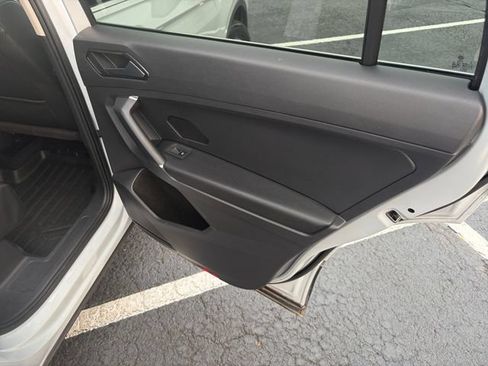 Used 2018 Volkswagen Tiguan SE FWD image 34