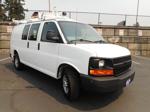 Used 2016 Chevrolet Express 2500 w/ Cold Climate Package RWD image 9
