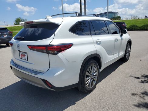 Used 2022 Toyota Highlander Platinum AWD/4WD image 4