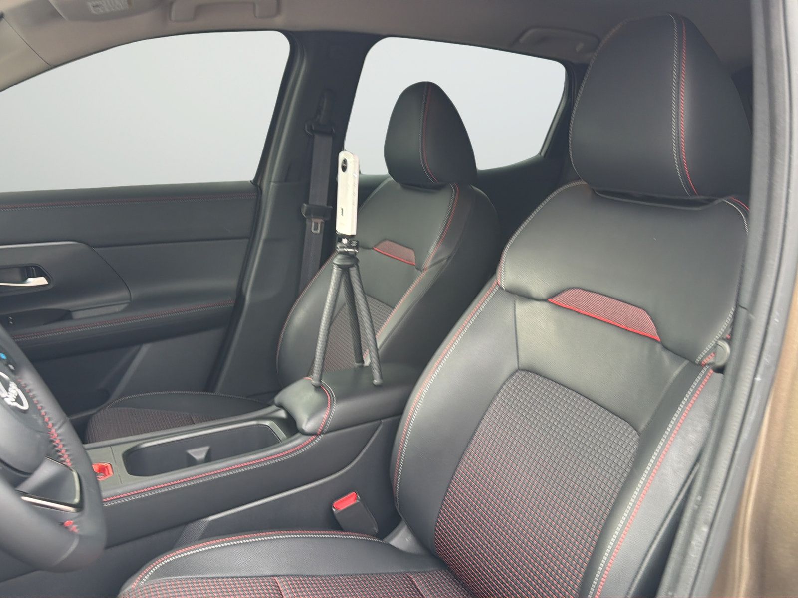 Certified 2025 Nissan Kicks SR FWD image 31