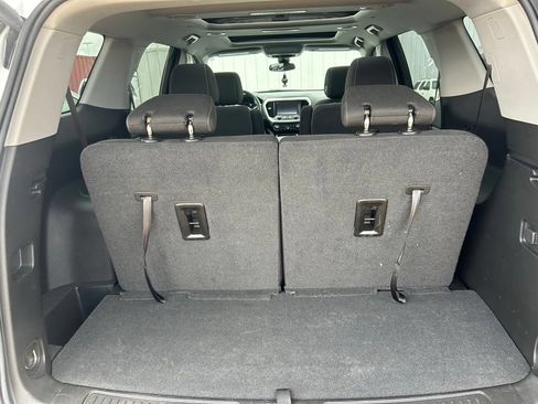 Used 2023 GMC Acadia SLE w/ Driver Convenience Package FWD image 8