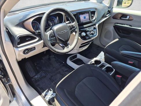 Used 2022 Chrysler Voyager LX FWD image 13