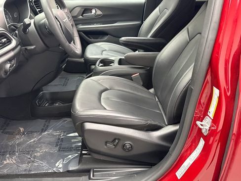 Used 2025 Chrysler Pacifica Select FWD image 11