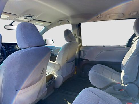 Used 2015 Toyota Sienna LE image 6