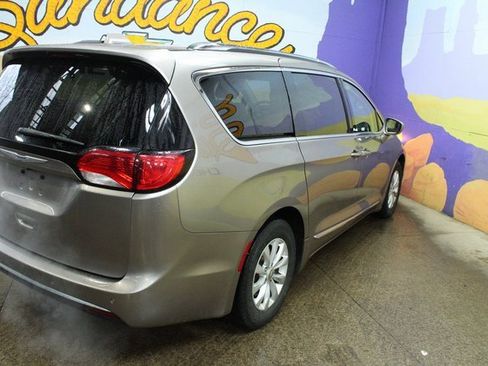 Used 2018 Chrysler Pacifica Touring-L image 8
