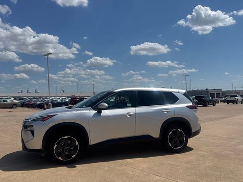 Certified 2025 Nissan Rogue SV FWD image 11
