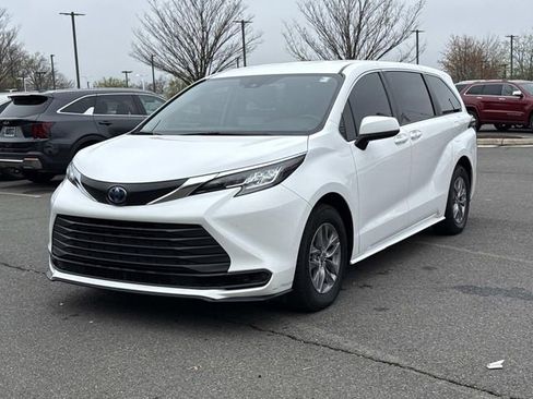 Used 2023 Toyota Sienna LE image 5